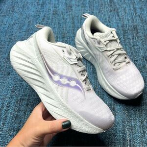 Saucony Triumph 22 Running Shoes in White Foam Women's Size 6.5 Sneakers